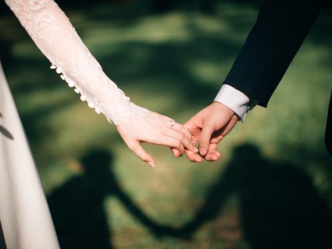 結婚式で手を繋ぐ新郎新婦